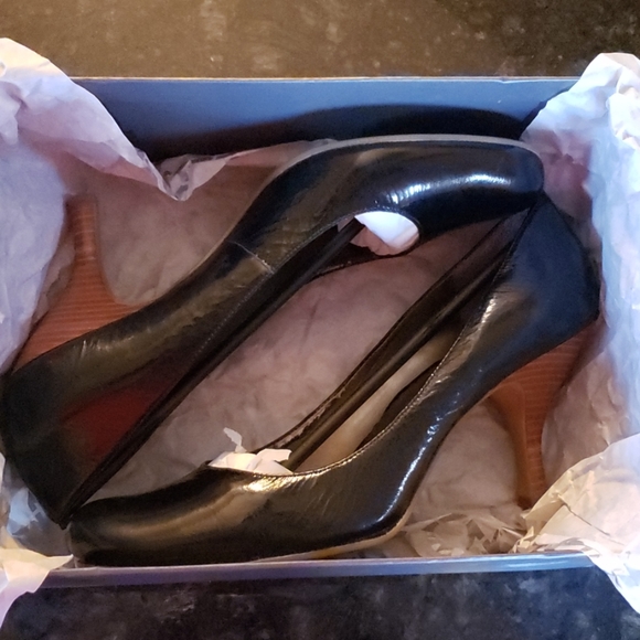 Like new black patent w 3.5 in stacked brown heel - Picture 7 of 8